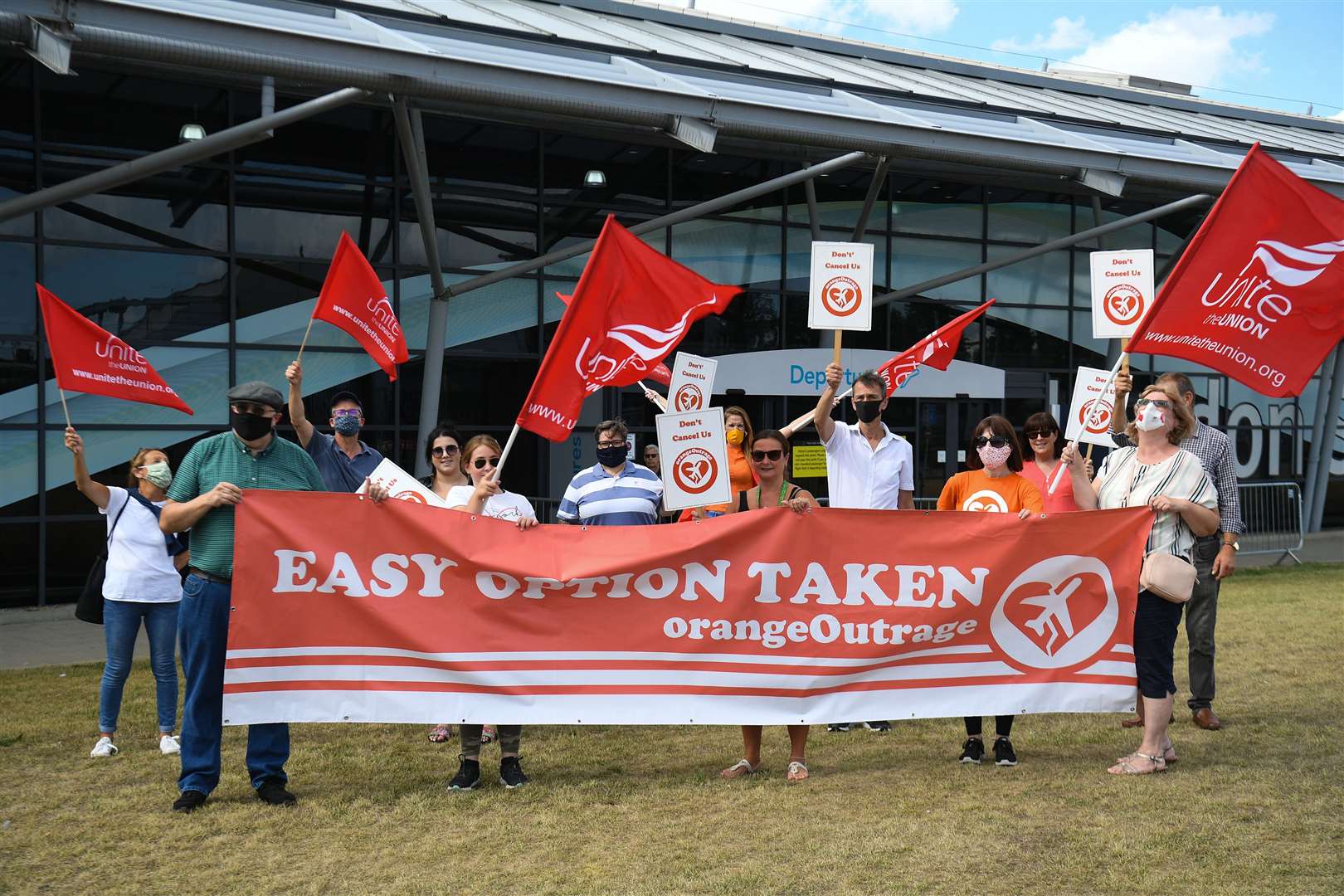 Members of Unite and easyJet staff protest outside Southend Airport (Kirsty O’Connor/PA)