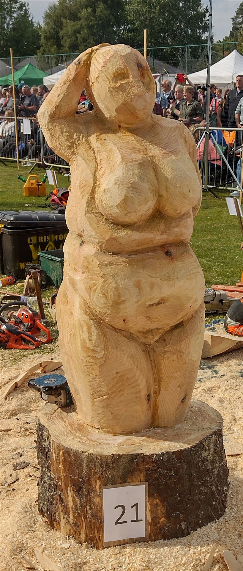 Hi boys! Heather Crompton's eye-catching nude. Picture Tom Ramage