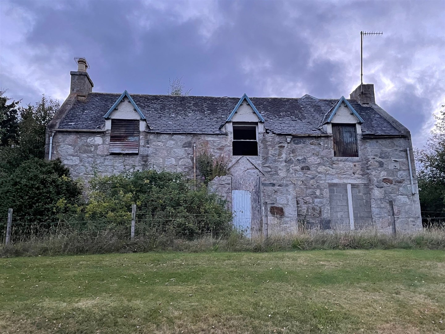 Old Dalfaber Farmhouse which overlooks the first tee at the Macdonald Spey Valley Golf Club.