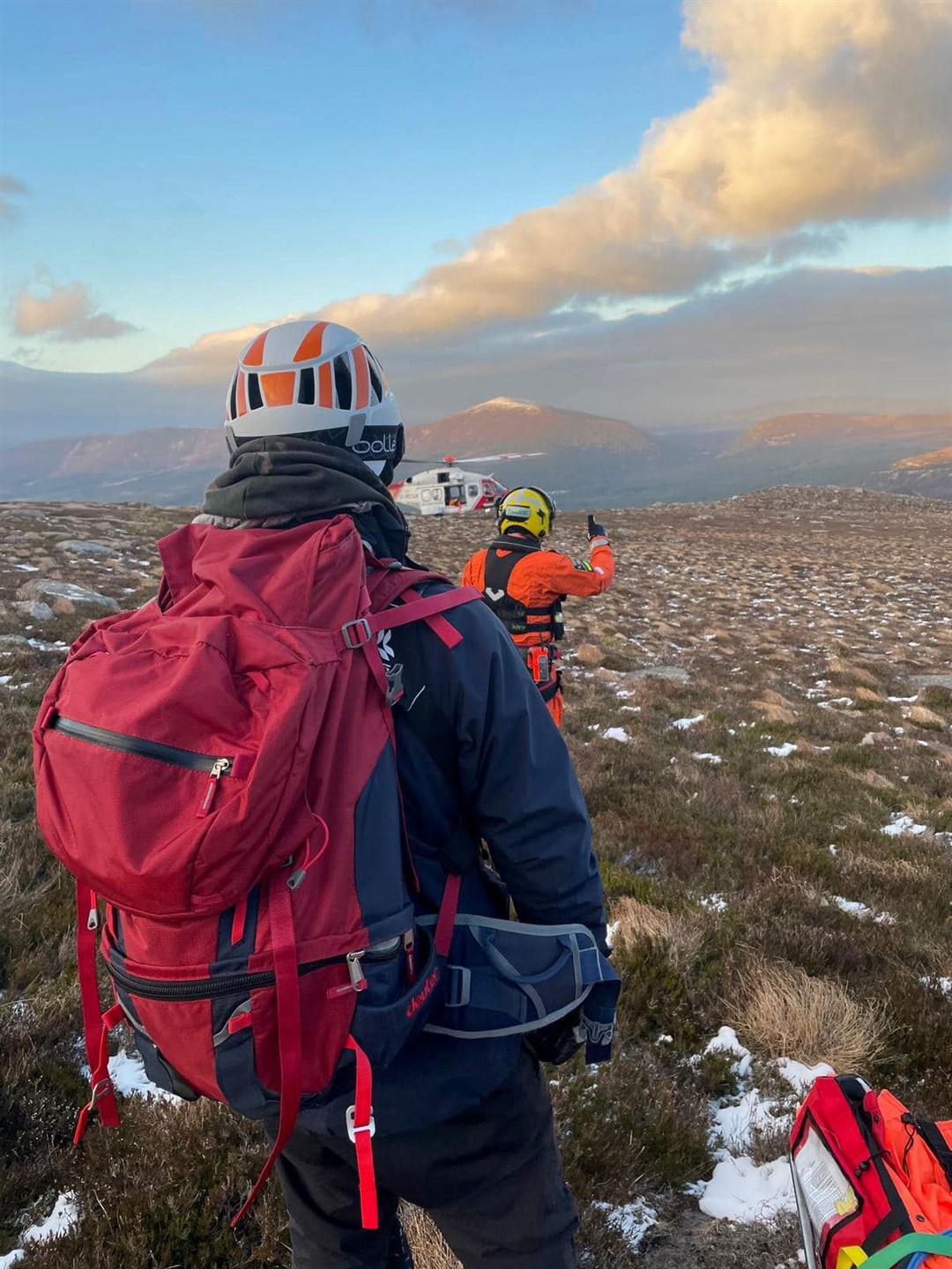 Cairngorm Mountain Rescue Team volunteers close in to assist (CMRT)