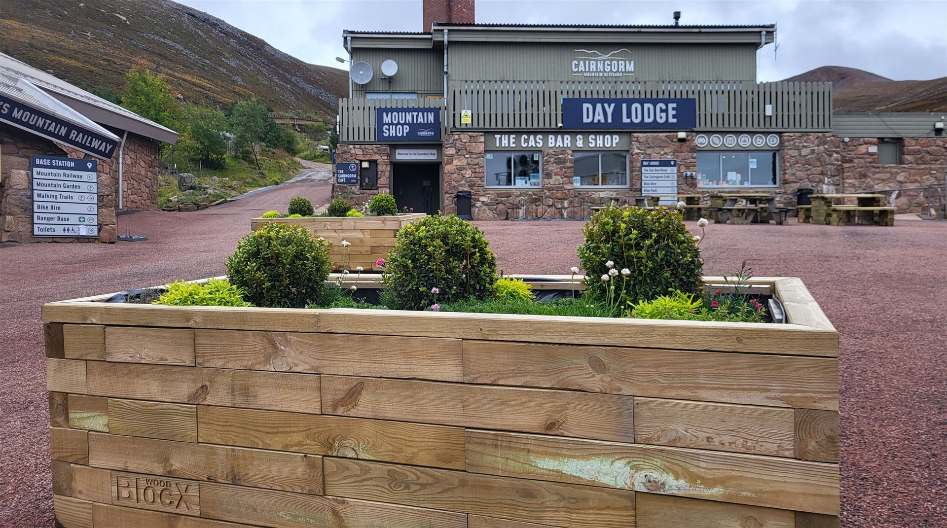 Staff at Cairngorm Mountain have come to the defence of their bosses after allegations.