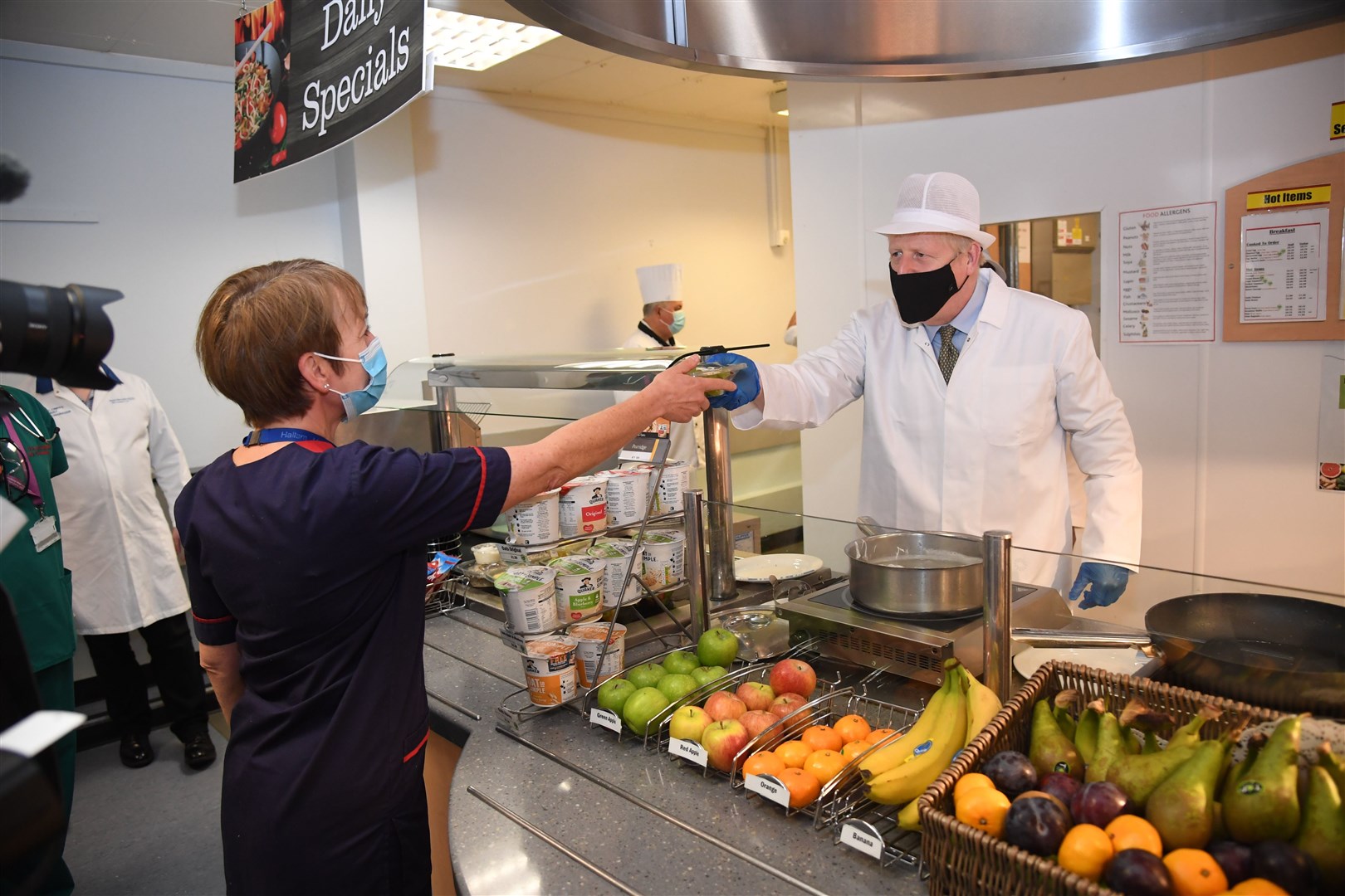 Boris Johnson serves up a meal at Royal Berkshire Hospital (Jeremy Selwyn/Evening Standard/PA)