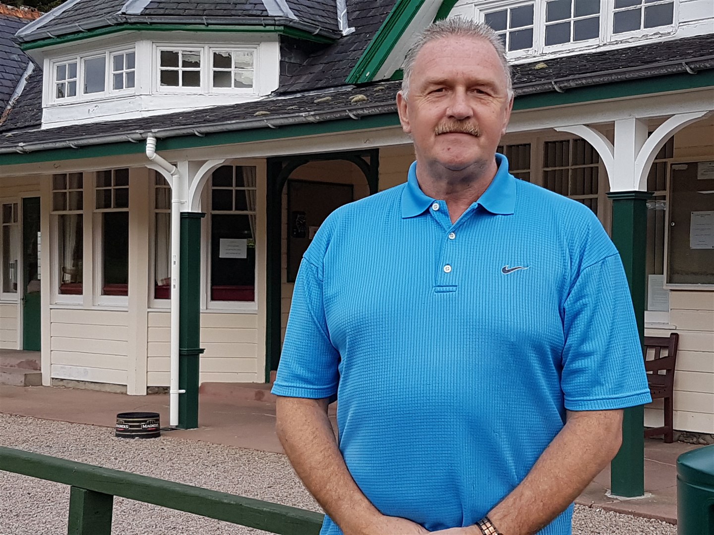 Kingussie Golf Club Keith Hunter à l'extérieur du clubhouse historique du parcours.