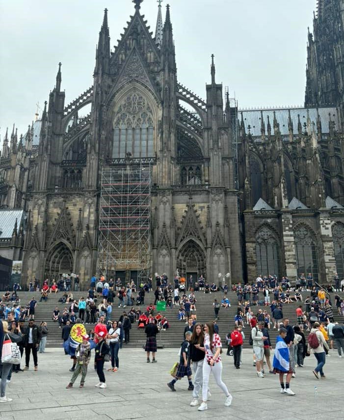 Jen Campbell's pic of fans congregating this morning at Koln Cathedral.