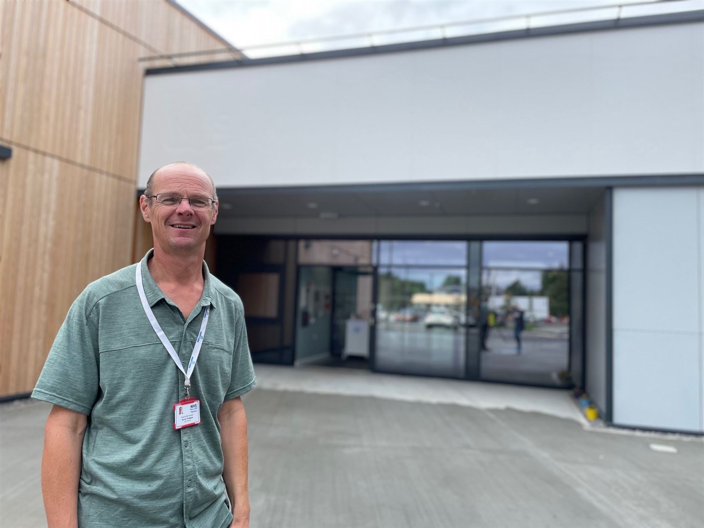 Kenny Rodgers outside the entrance of the new hospital.