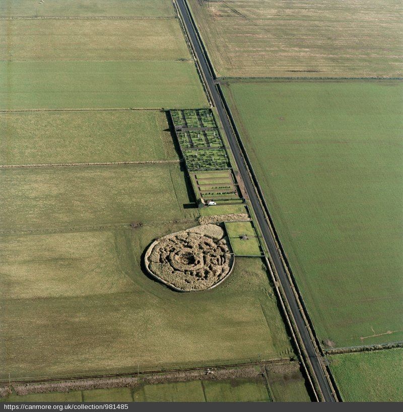 A view centred on the remains of Kirk Tofts broch, Keiss, with the memorial and graveyard adjacent. Picture: © Crown Copyright: Historic Environment Scotland.
