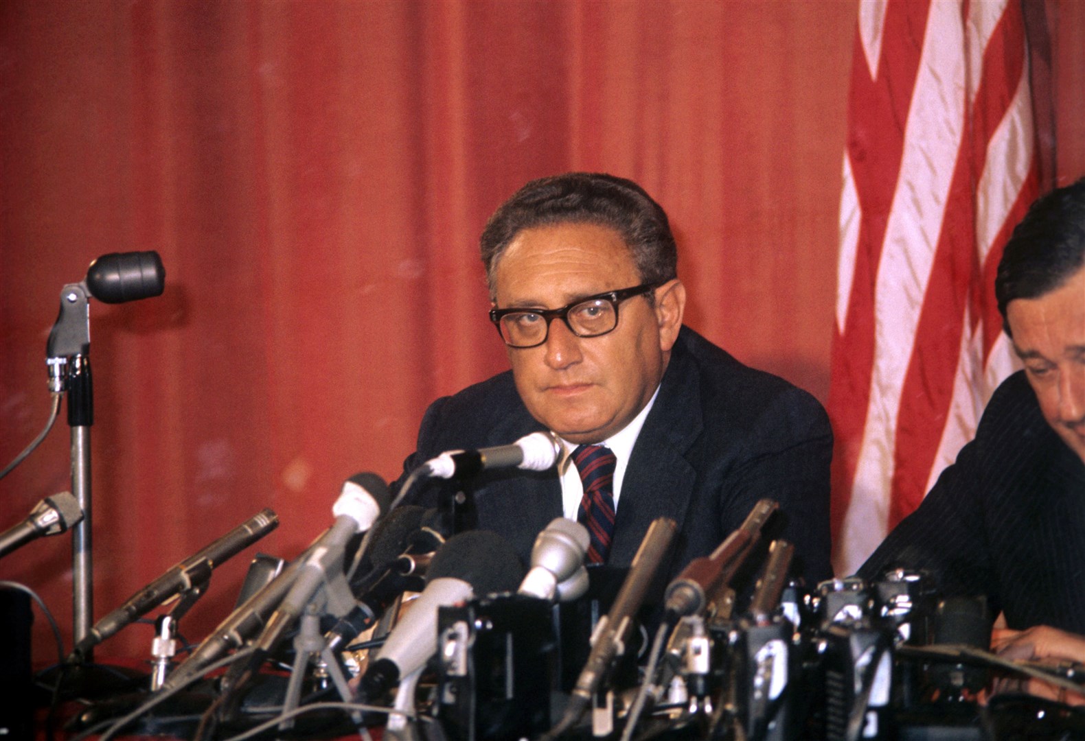 Mr Kissinger with former foreign secretary Anthony Crosland during a press conference on what was referred to at the time as the Rhodesia crisis at the American Embassy in London in September 1976 (PA)